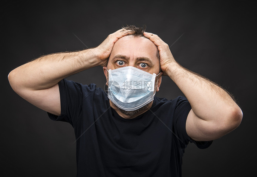 戴医疗面具的有病老人流感男人预防疾病肺炎危害情况感染病人沉思图片