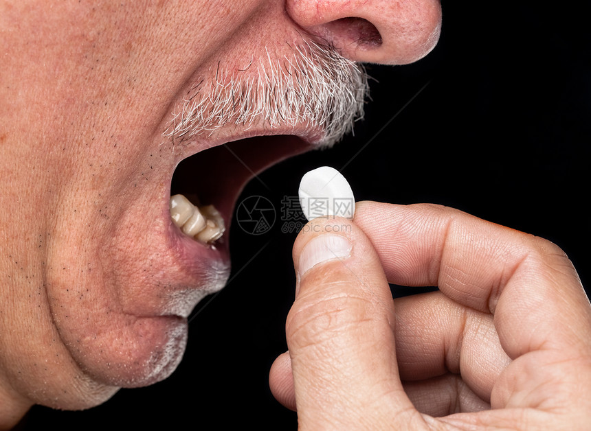 吃药人员风险药物灰色老年剂量男人退休怀疑红色图片