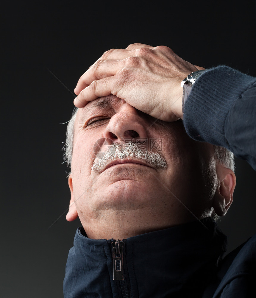 头痛压力男性挫折情绪化生活担忧疾病痛苦伤害男人图片