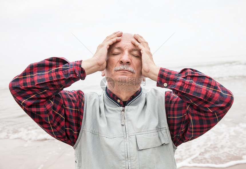 长者因海背景头痛的老年男子生活海洋季节海滩疼痛成人挫折疾病压力天空图片