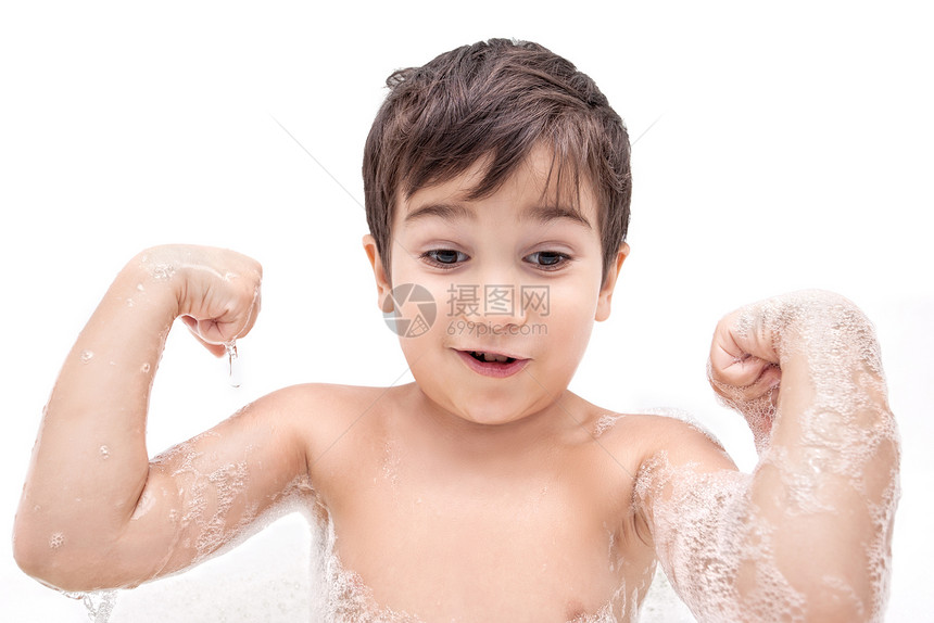 男孩在浴室洗衣服童年气泡浴缸乐趣享受头发孩子相机清洁度泡沫图片