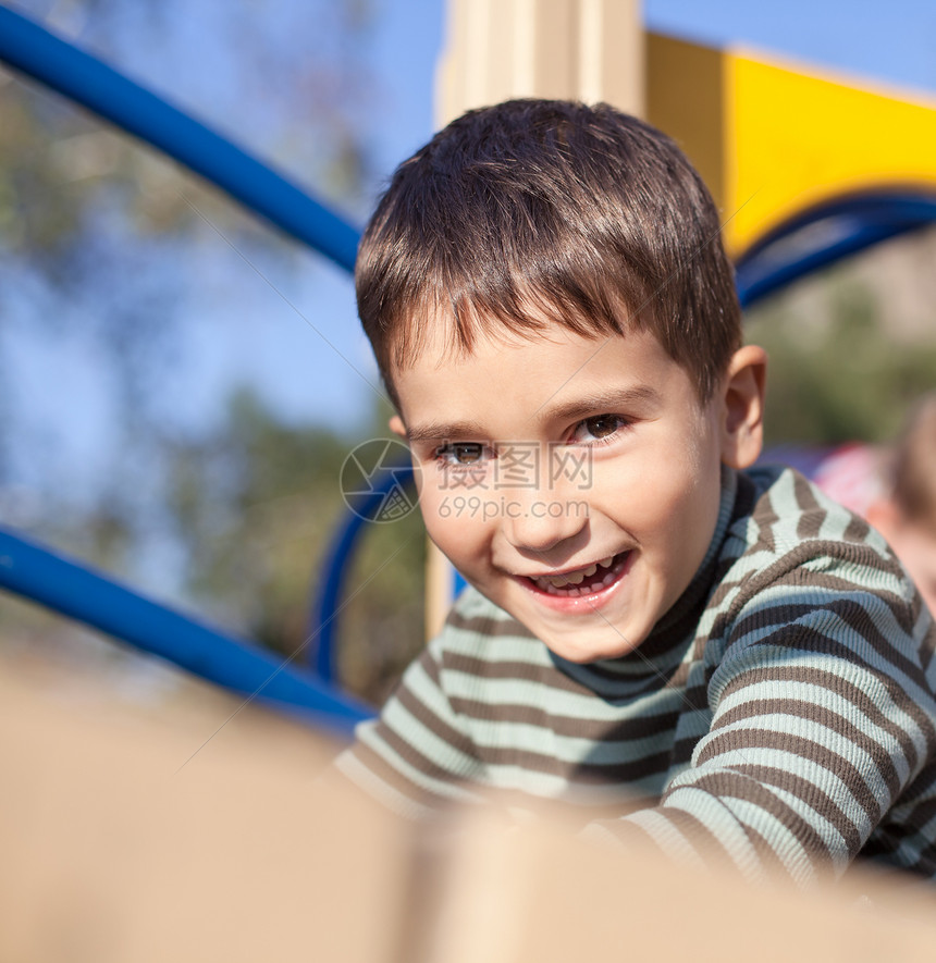 可爱男孩在操场上夹克压力操场快乐幼儿园情绪化后代微笑场景城市图片