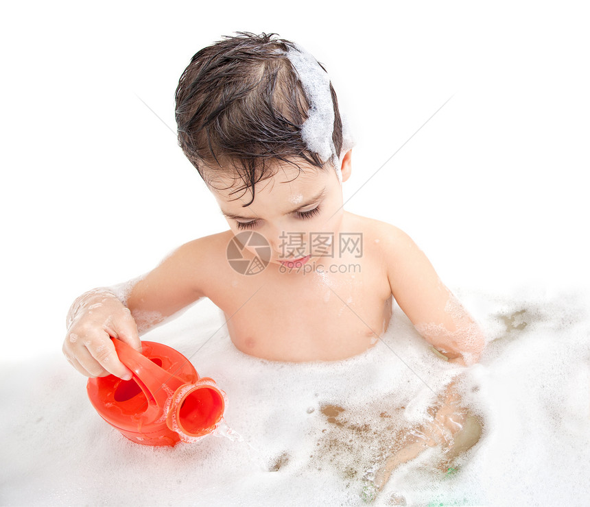 男孩在洗手间玩玩具男生乐趣清洁度洗发水相机头发男性浴室快乐童年图片