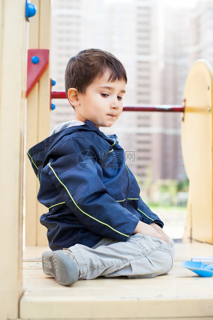 男孩坐在操场上公园压力衣服童年悲伤男生孩子场景幼儿园头发图片