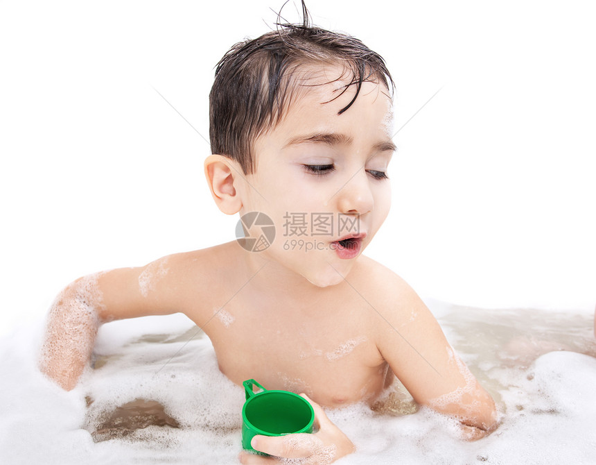 男孩在洗手间玩玩具男性享受气泡洗发水肥皂乐趣浴室相机泡沫快乐图片