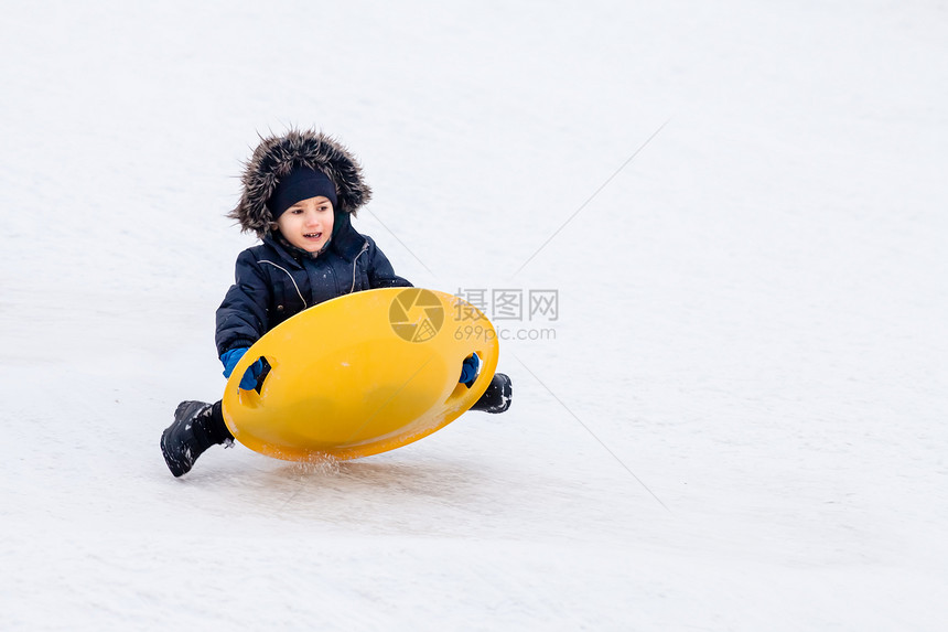 冬季的雪橇快乐冻结喜悦童年运动闲暇乐趣公园享受孩子图片