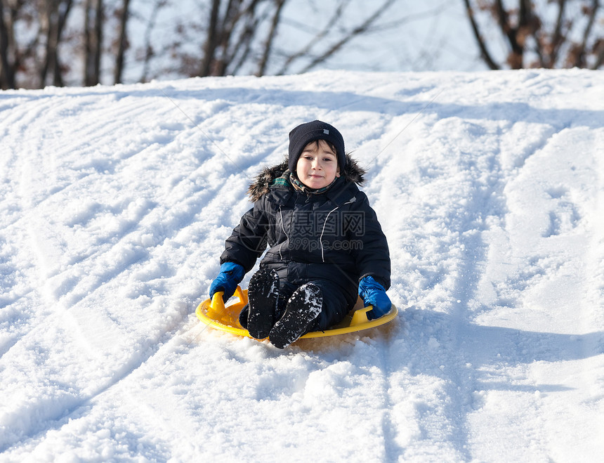冬季的雪橇假期享受冻结喜悦娱乐孩子运动乐趣幸福季节图片
