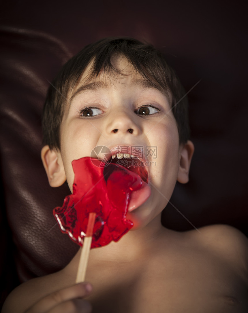 男孩吃棒棒糖男性舌头童年儿子味道糖果食物享受甜点男生图片