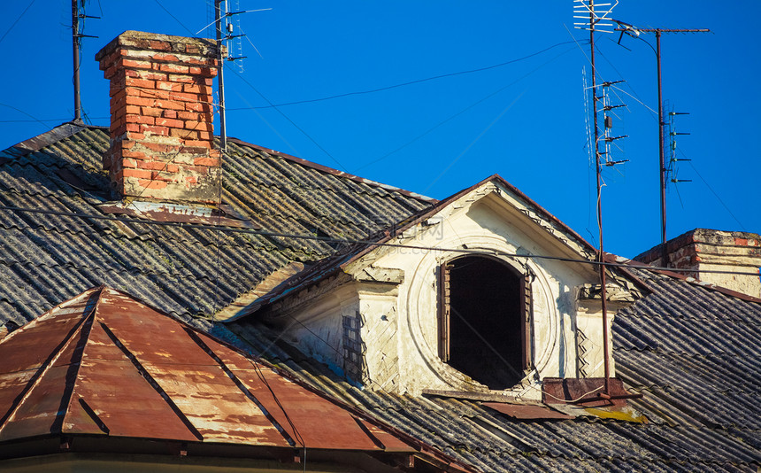 旧屋顶生长住房街道住宅窗户财产悲伤村庄烟囱房子图片