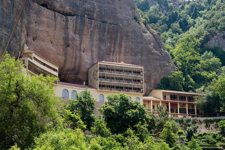 希腊波罗邦斯山的洞穴修道院图片