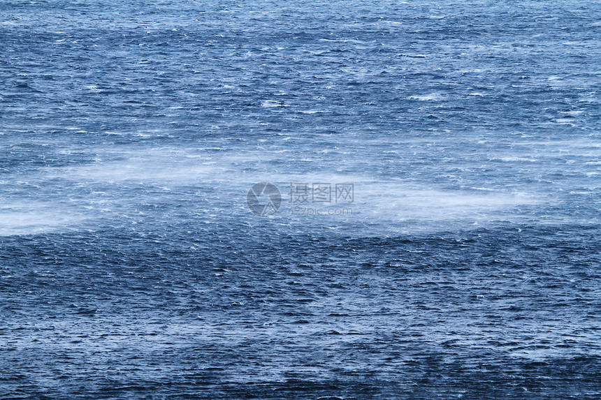 狂浪笼罩着大海蓝色风暴愤怒雷雨戏剧性危险天气海浪图片