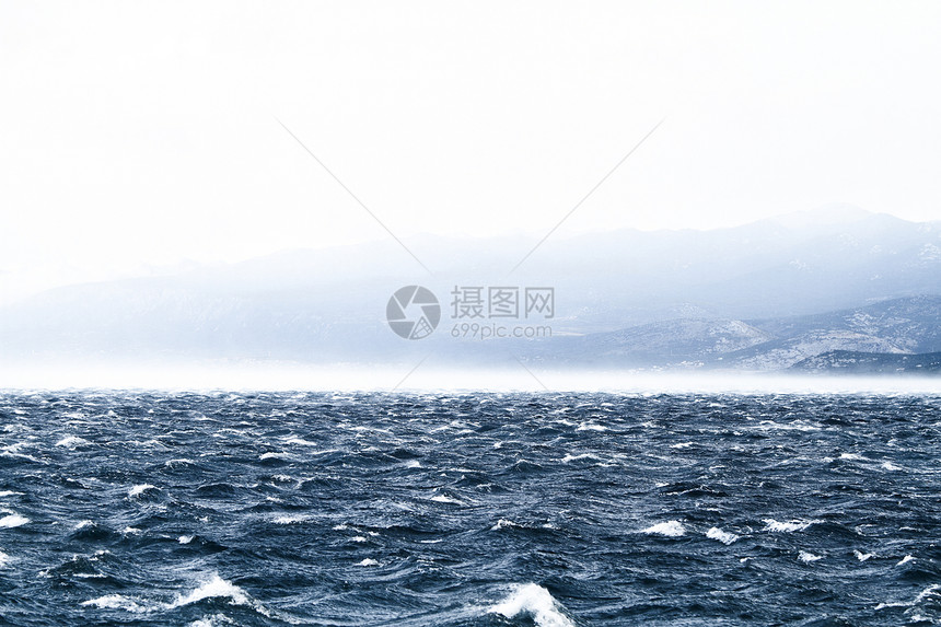 狂浪笼罩着大海戏剧性蓝色风暴雷雨海浪天气危险爬坡阳光愤怒图片