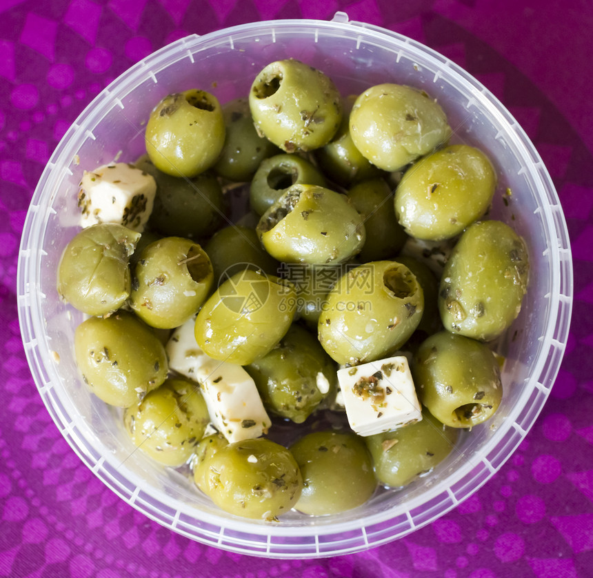 含橄榄油中含有草药的feta奶酪和橄榄母羊小吃小屋紫色塑料食物草本植物迷迭香盘子百里香图片