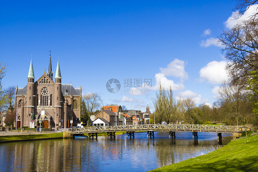 荷兰荷兰荷兰Alkmaar镇通往教堂的桥梁城市教会建筑学景观目的地天桥地标旅游大教堂旅行图片