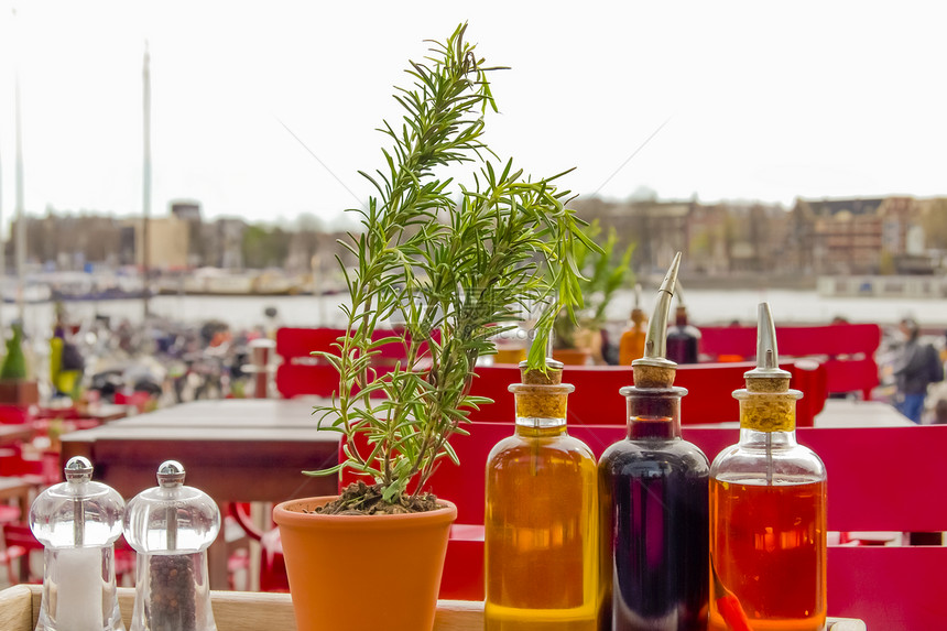 露天桌上的白糖醋瓶和调味品液体软木食物味道露台草药食堂玻璃桌子植物图片
