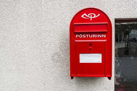 冰岛的现代红色邮箱 水平镜头城市曲线灰色盒子金属邮政石头国家住宅车道背景图片