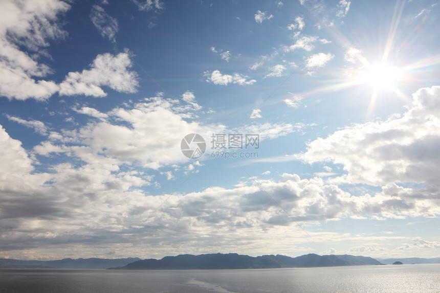 Fjord和山山峡湾风景海洋丘陵海岸线山峰旅行蓝色晴天全景图片