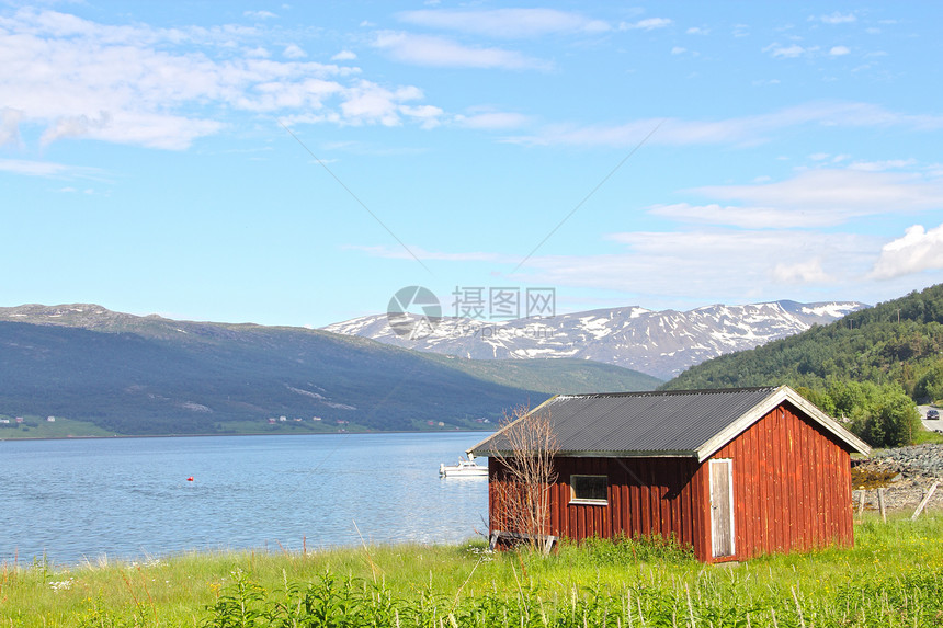 Fjord海岸的村庄峡湾游客反射天空晴天蓝色气氛农村旅行爬坡图片