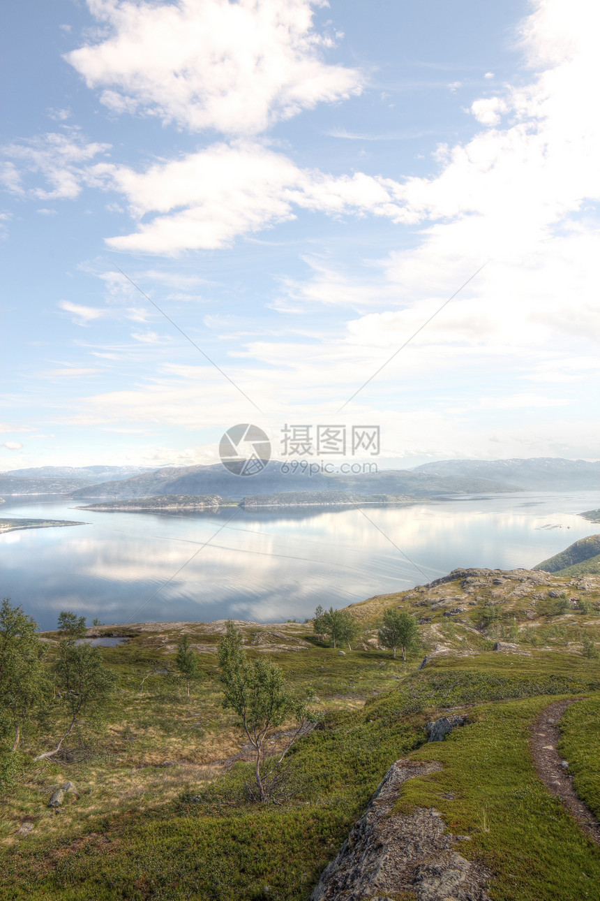挪威北部地貌景观旅行风景蓝色海岸线海岸港口峡湾晴天山峰全景图片