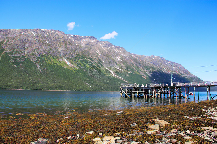 北极山脉和峡湾码头爬坡苔原顶峰旅行海洋全景天空风景海岸图片