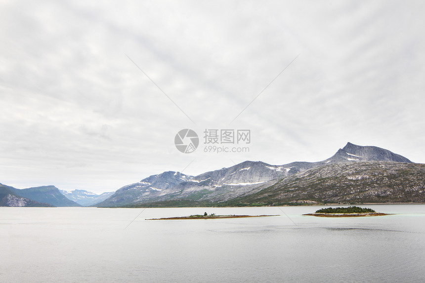 北极山脉和峡湾顶峰苔原海岸海洋岩石晴天天空全景爬坡石头图片