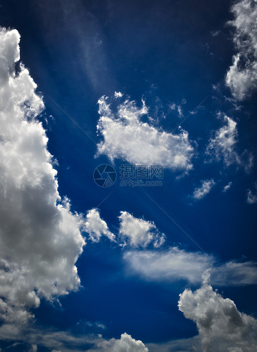 模糊云和深蓝天空场景天气气候气氛云景积雨柔软度天际季节阳光图片