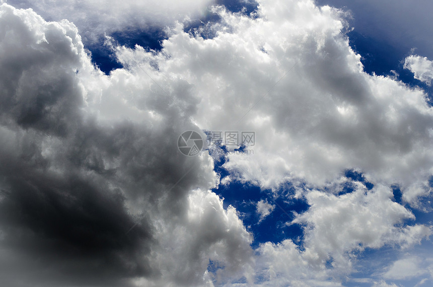 模糊云和深蓝天空积雨绒毛天堂天气晴天柔软度季节气氛臭氧云景图片