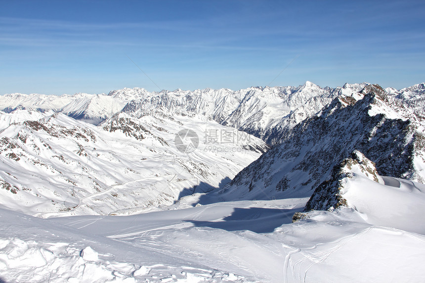 冬季山区高山冰川首脑晴天蓝色天空高度荒野全景风景图片