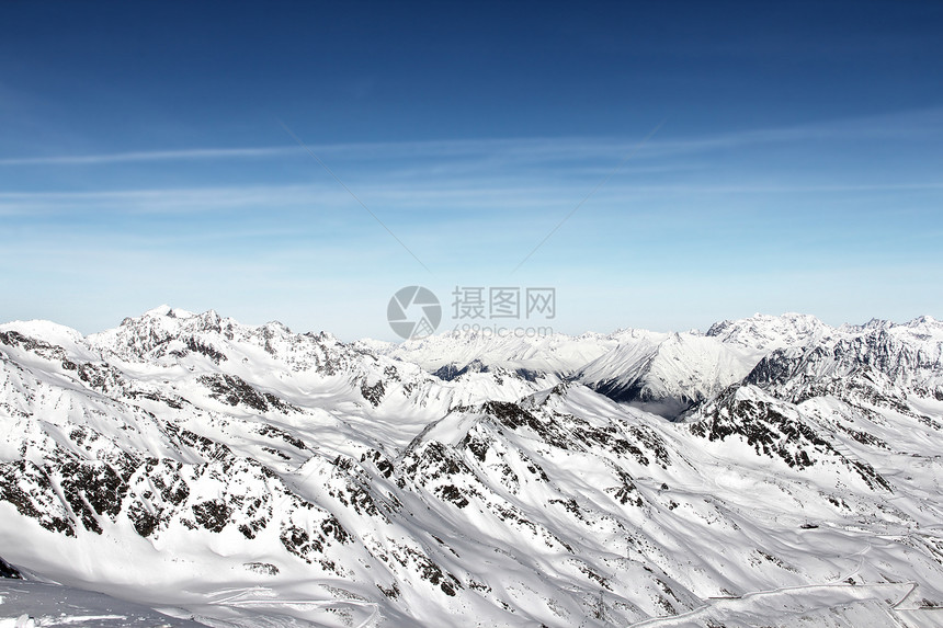 冬季山区蓝色天空荒野冰川高山晴天岩石风景顶峰全景图片