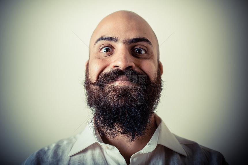 长胡子和小胡子的男人穿白衬衫幸福黑色艺术潮人衬衫男性生长胡须宏观白色图片
