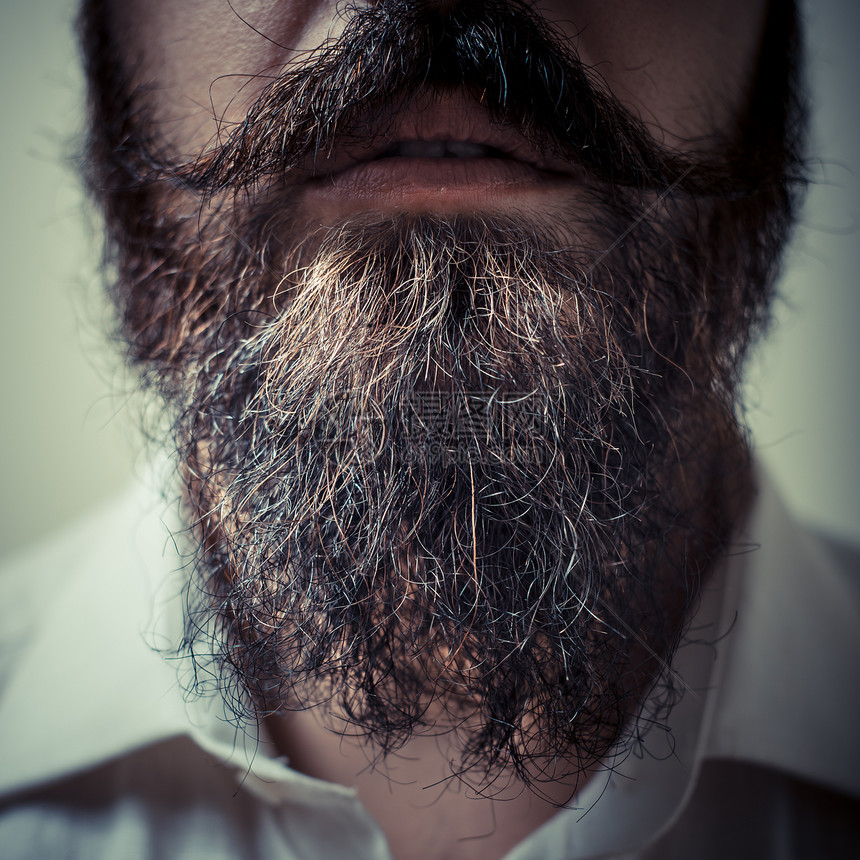 长胡子和胡子都贴近了黑色白色成人男人宏观胡须衬衫生长男性艺术图片
