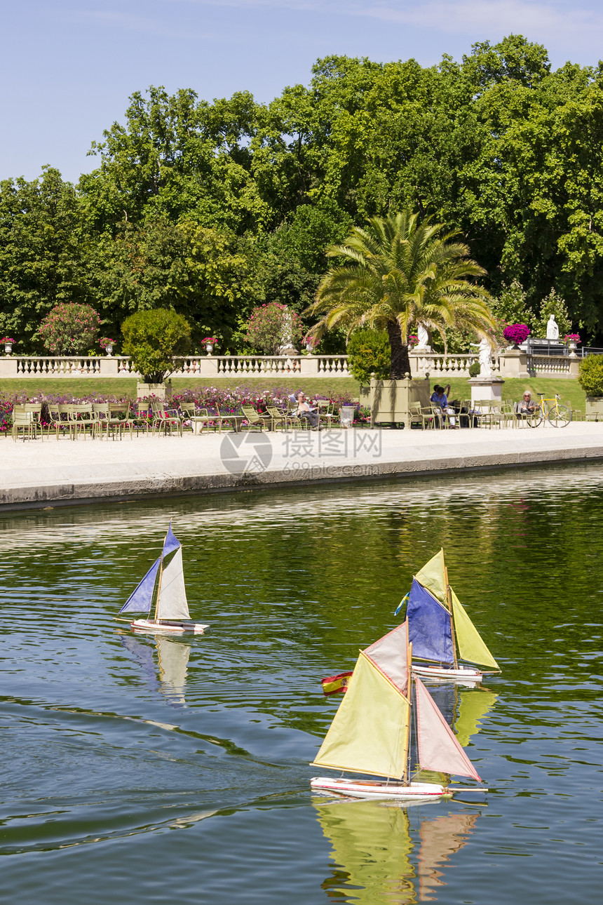 贾丁公园池塘中的传统小型木制小帆船波纹娱乐手工乐趣血管公园民众闲暇旅行爱好图片