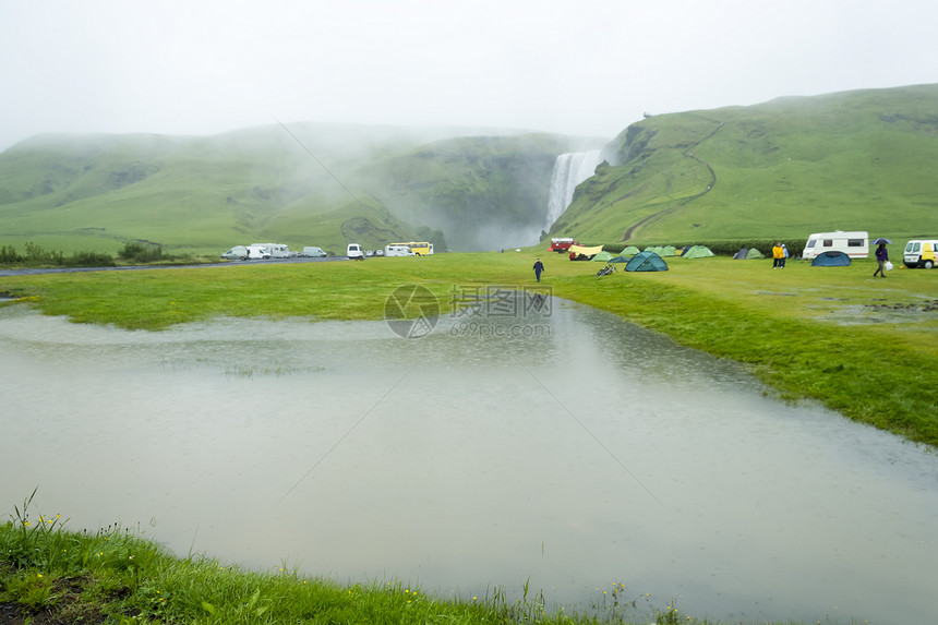冰岛Skogarfos瀑瀑瀑水附近夏令营帐篷营地 夏季雨季图片