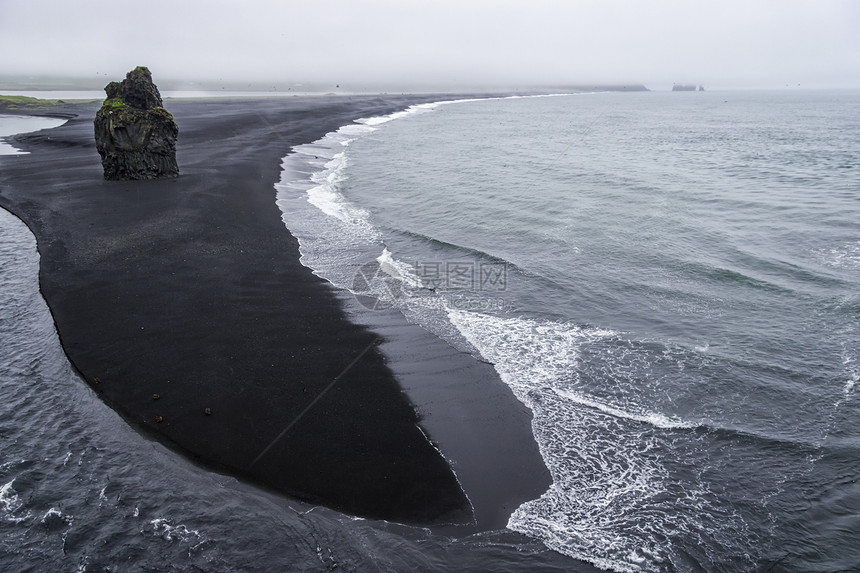 冰岛南部海岸的黑火山沙 雨下湿润图片