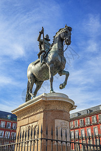 菲利普三世骑马雕像菲利普三世国王在广场上背景