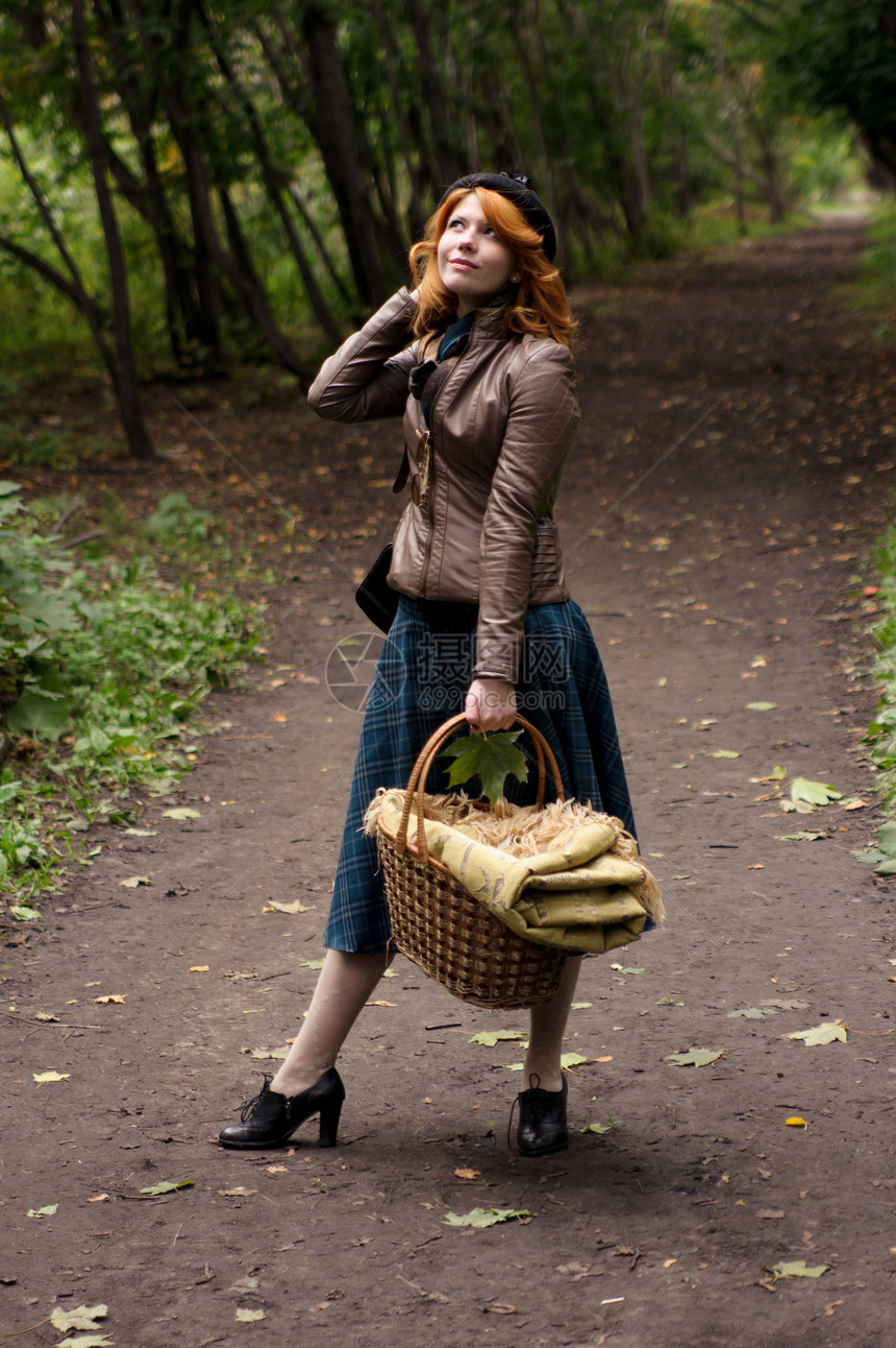 秋天公园一个美丽的红头发女孩的肖像森林季节红发幸福公园艺术闲暇叶子冒充福利图片