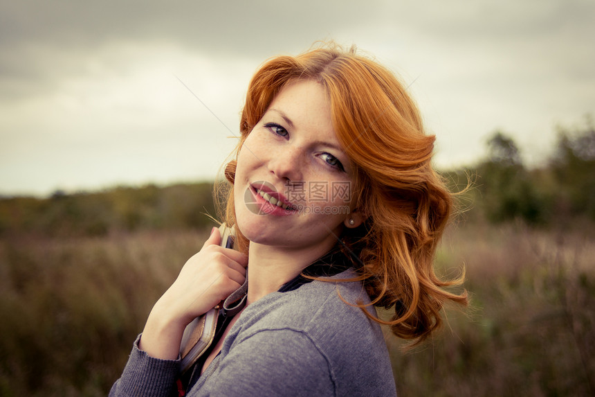 秋天公园一个美丽的红头发女孩的肖像成年人冒充女士红发福利叶子帽子幸福自由季节图片