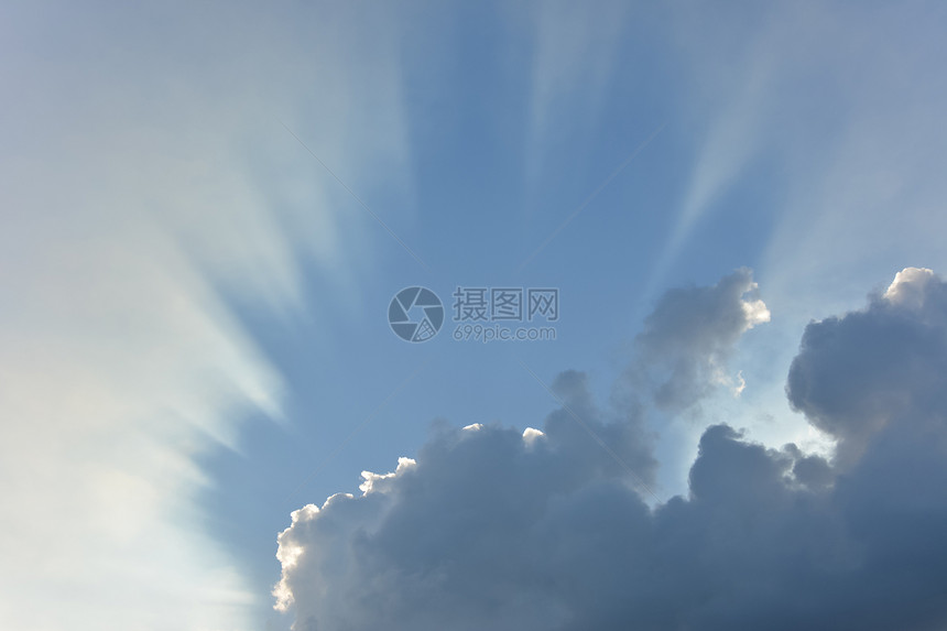 蓝色天空中的云照片太阳气氛积雨晴天云景蓝天气候阳光天气图片