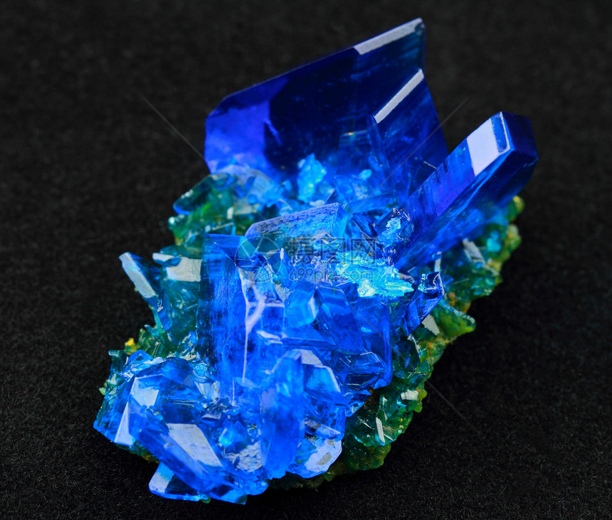 硫酸铜地质学蓝色玻璃黑色矿物物理硫酸宏观石头科学图片