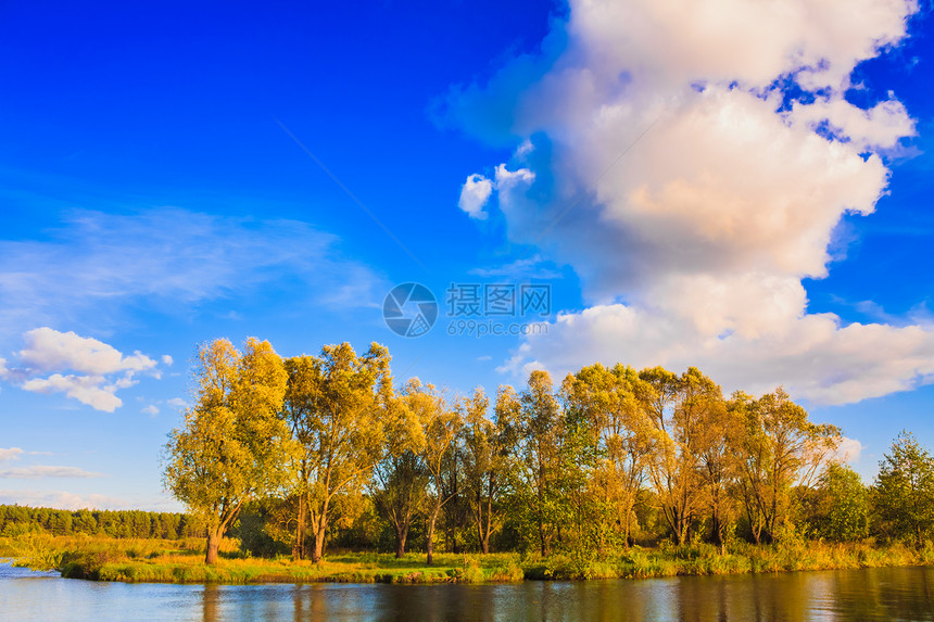 风景与河流和蓝天空土地涟漪天空场景池塘森林反射叶子晴天衬套图片