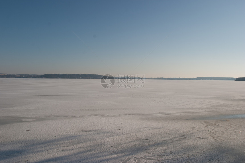 冰雪覆盖的湖泊图片