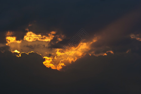 耀眼极光景观玫瑰色颜色天空夕阳红色晚霞太阳背景图片