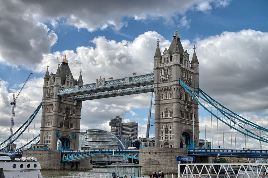 著名的塔桥 在阳光明媚的秋天清晨 英国伦敦蓝色运输城市天空旅行旗帜王国艺术游客首都图片