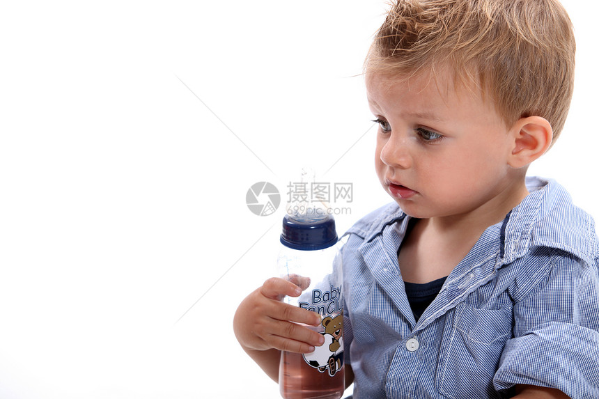 男孩拿着瓶子婴儿头发金发蓝色衬衫青少年文件男生配置儿童图片