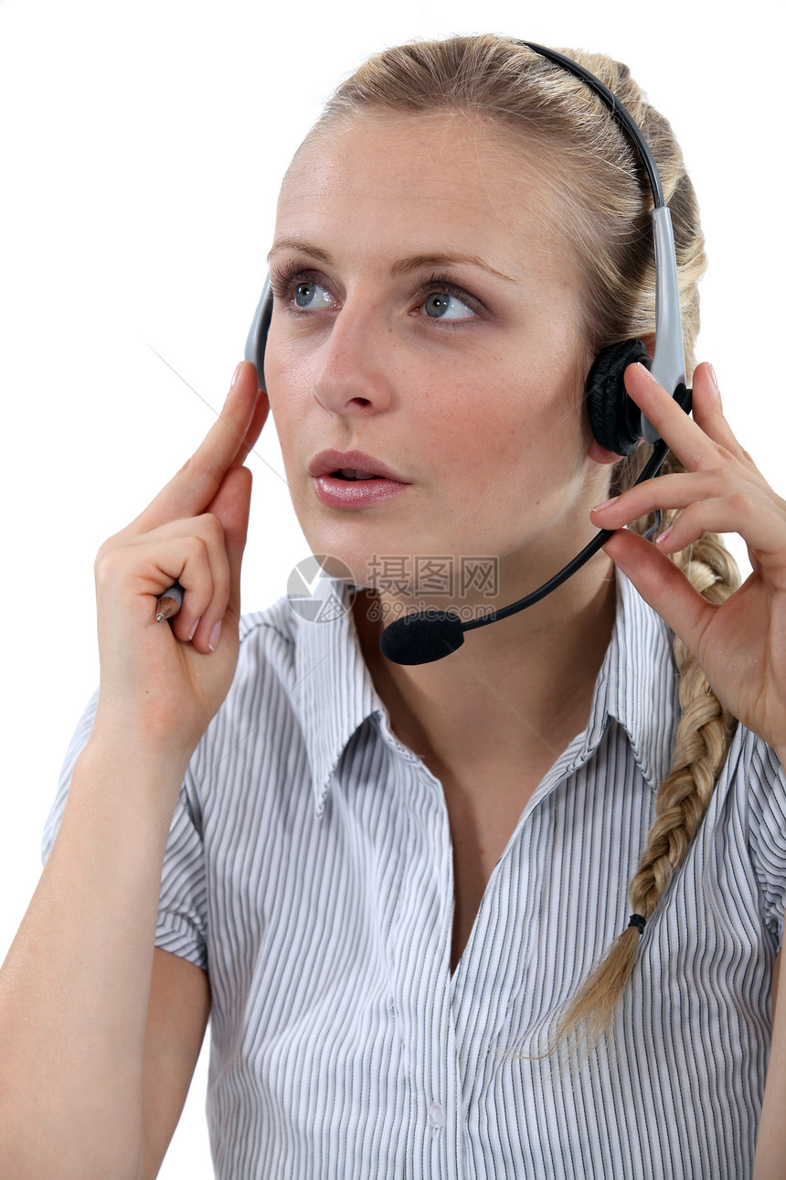接受顾客电话的女呼叫中心员;接到客户电话的女性图片