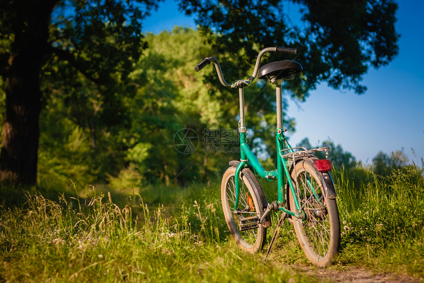 脚路双自行车站树干运动踏板冒险爱好人行道旅游休息娱乐脚踏车图片