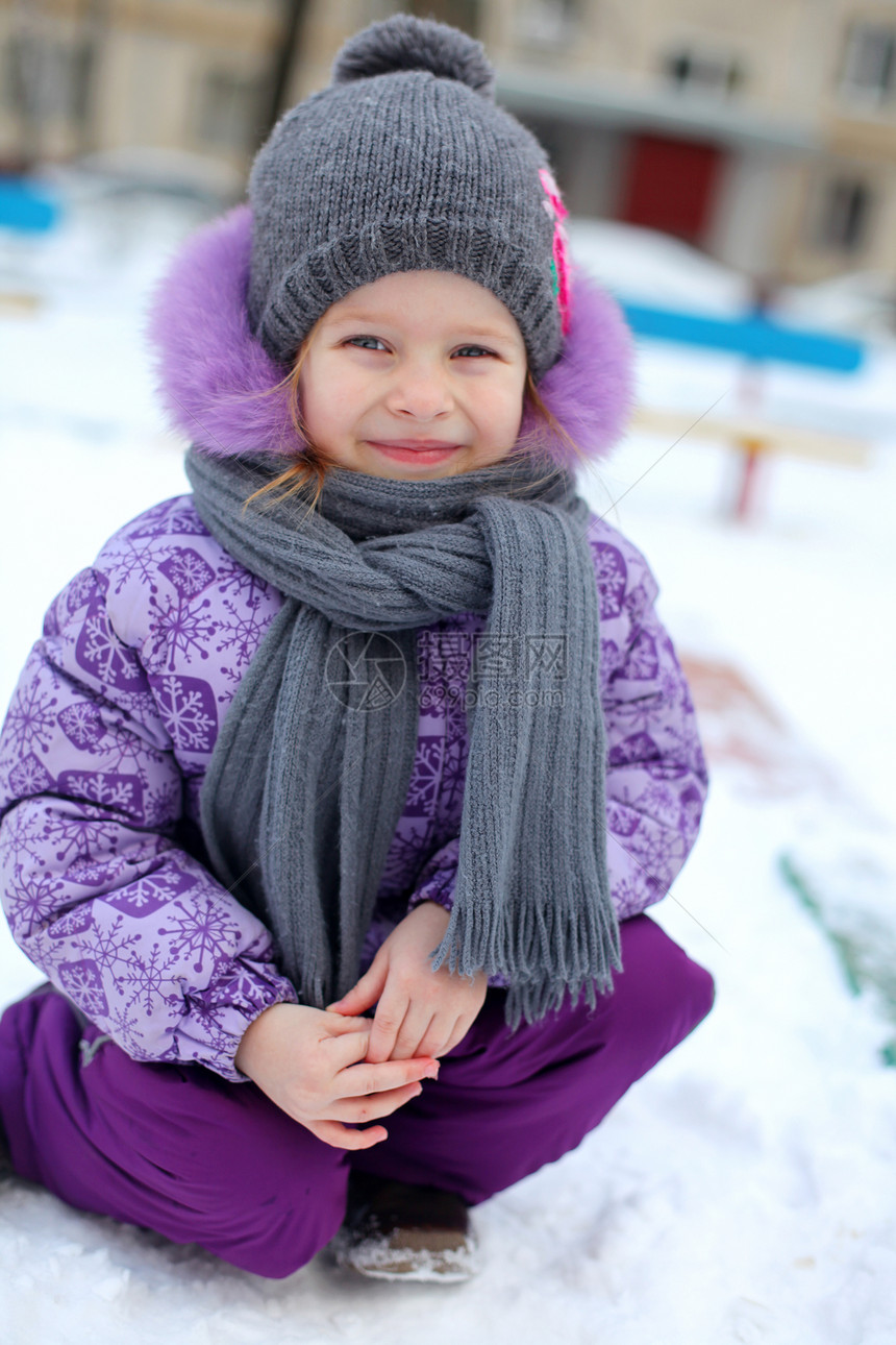 在阳光明媚的冬季天天在雪上玩得开心的小可爱快乐女孩微笑喜悦太阳雪花天空季节天气外套衣服围巾图片