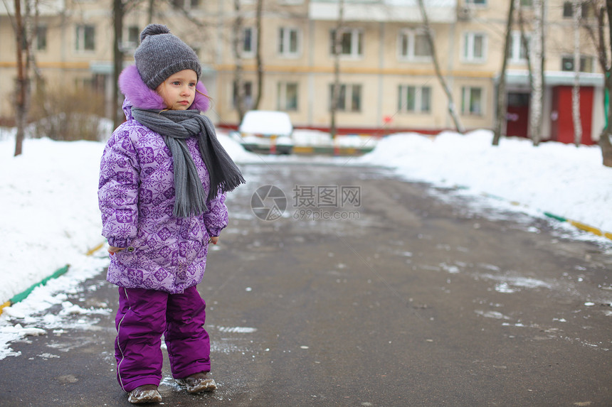 小可爱的快乐女孩 在雪中走动 阳光明媚的寒冬日在户外图片