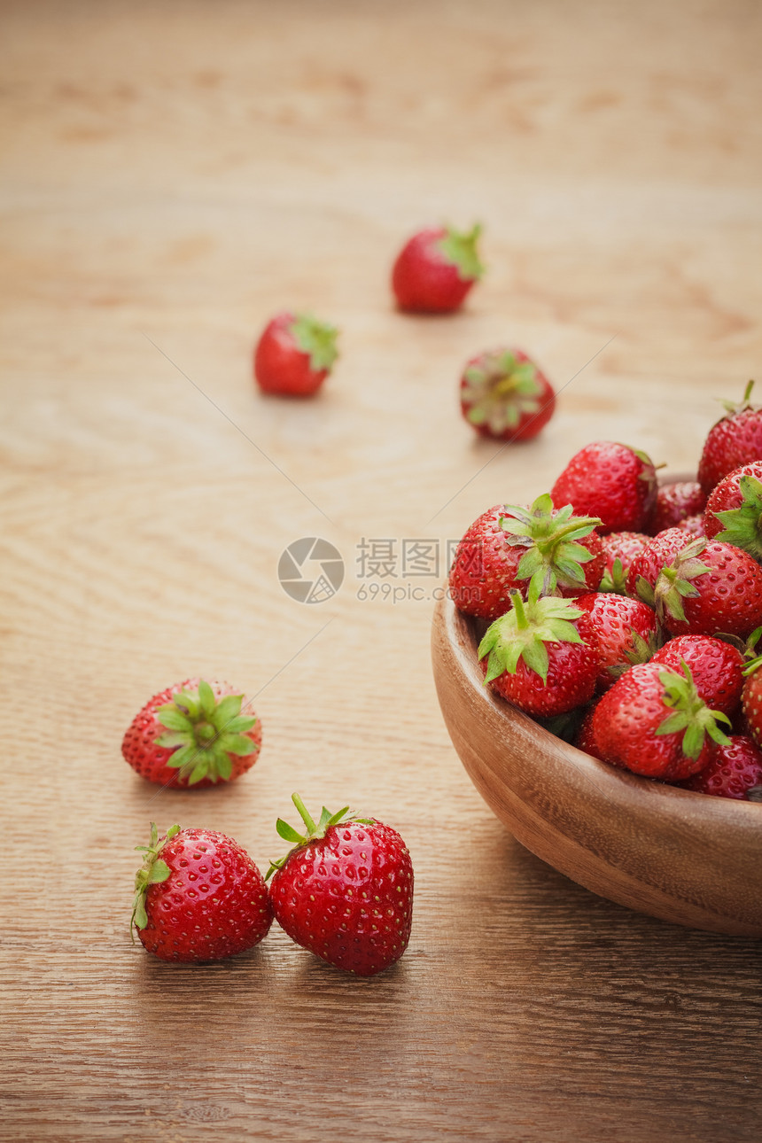 旧木质碗中草莓近距离接近盘子浆果美食早餐烹饪饮食乡村野餐团体水果图片