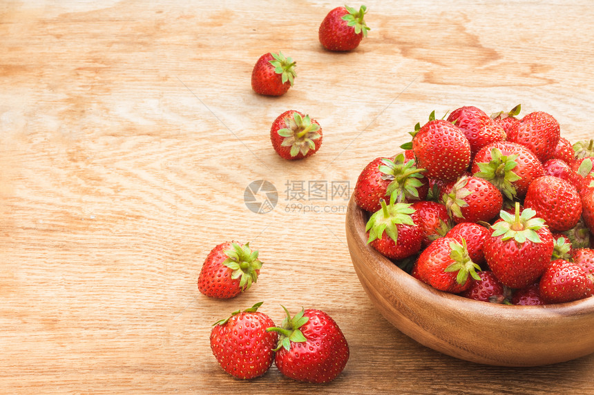 旧木质碗中草莓近距离接近浆果水果烹饪团体饮食野餐食物乡村盘子早餐图片